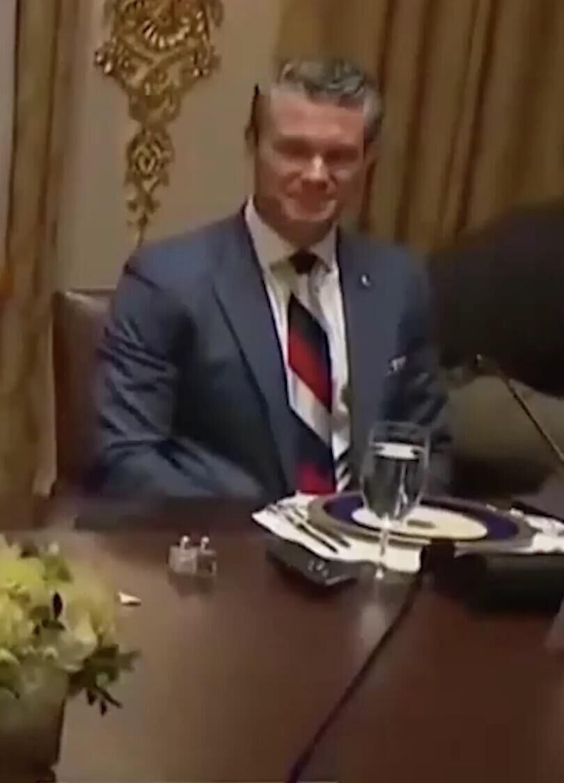 Шеф Пентагона Пит Хегсет на встрече Дональда Трампа и Владимира Зеленского - РИА Новости, 1920, 18.10.2025