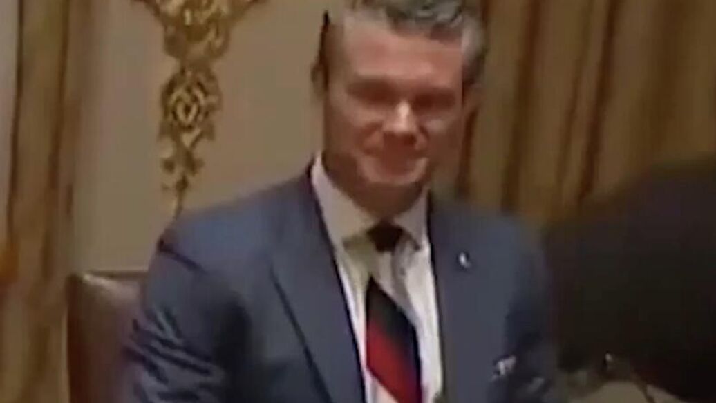 Пентагон ответил на вопрос о галстуке Хегсета с российским триколором