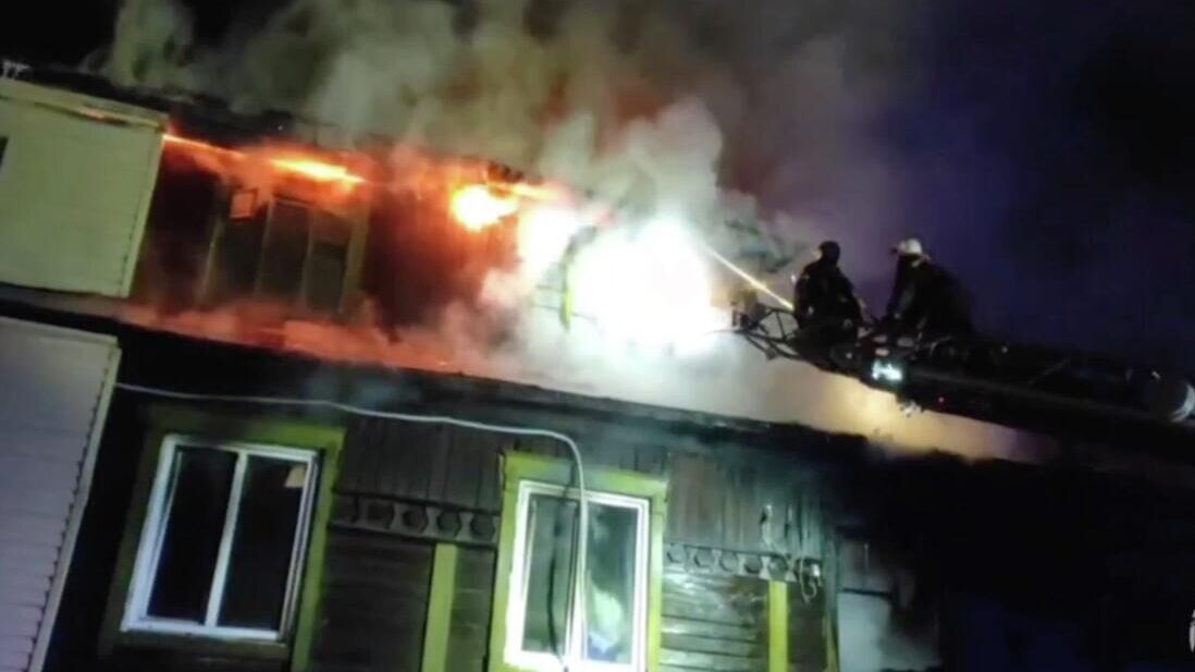 Ликвидация пожара в многоквартирном доме в Новосибирске - РИА Новости, 1920, 22.10.2025