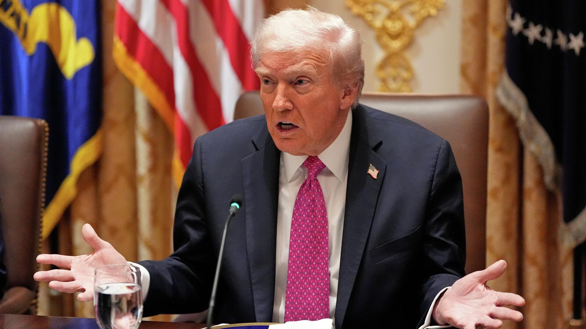 Президент США Дональд Трамп во время встречи с Владимиром Зеленским Президент США Дональд Трамп во время встречи с Владимиром Зеленским - РИА Новости, 1920, 18.10.2025