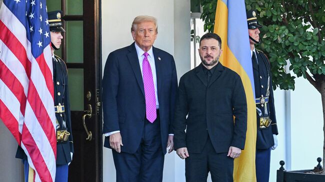 Президент США Дональд Трамп приветствует Владимира Зеленского в Белом доме. 17 октября 2025