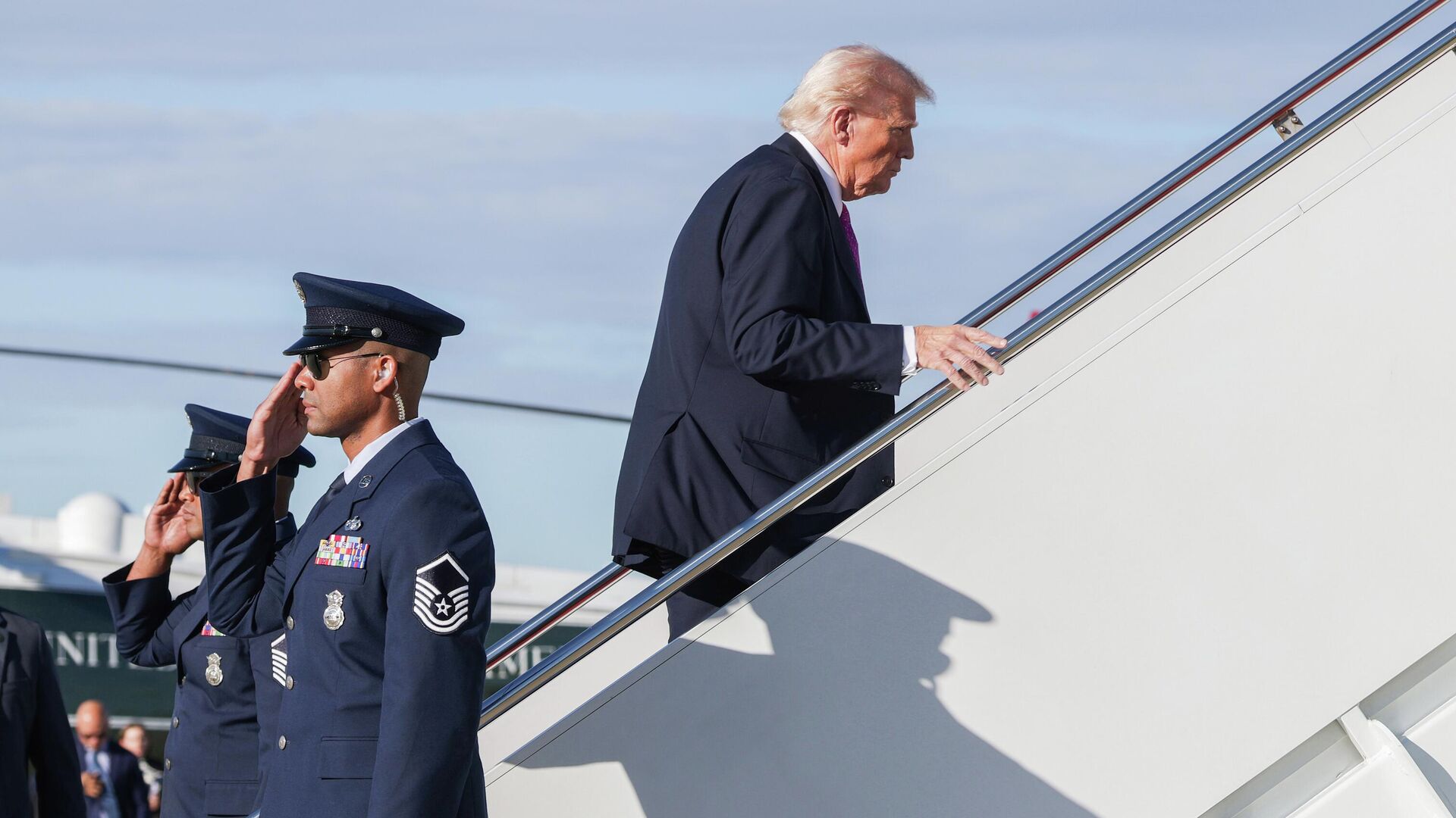 Президент США Дональд Трамп поднимается по трапу самолета - РИА Новости, 1920, 18.10.2025