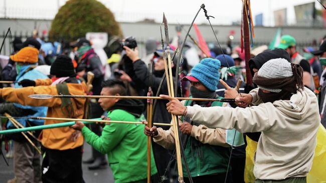 Участники акции протеста в Боготе атаковали посольство США