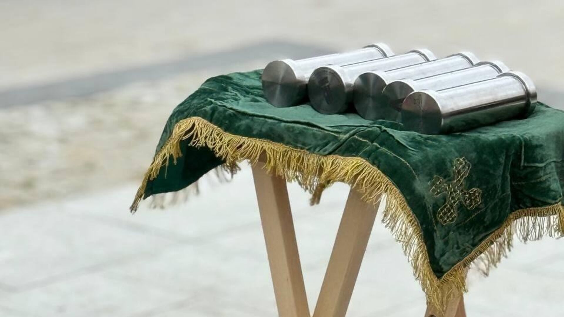 В Москве в основание храма ветеранов заложили капсулу с землей из зоны СВО