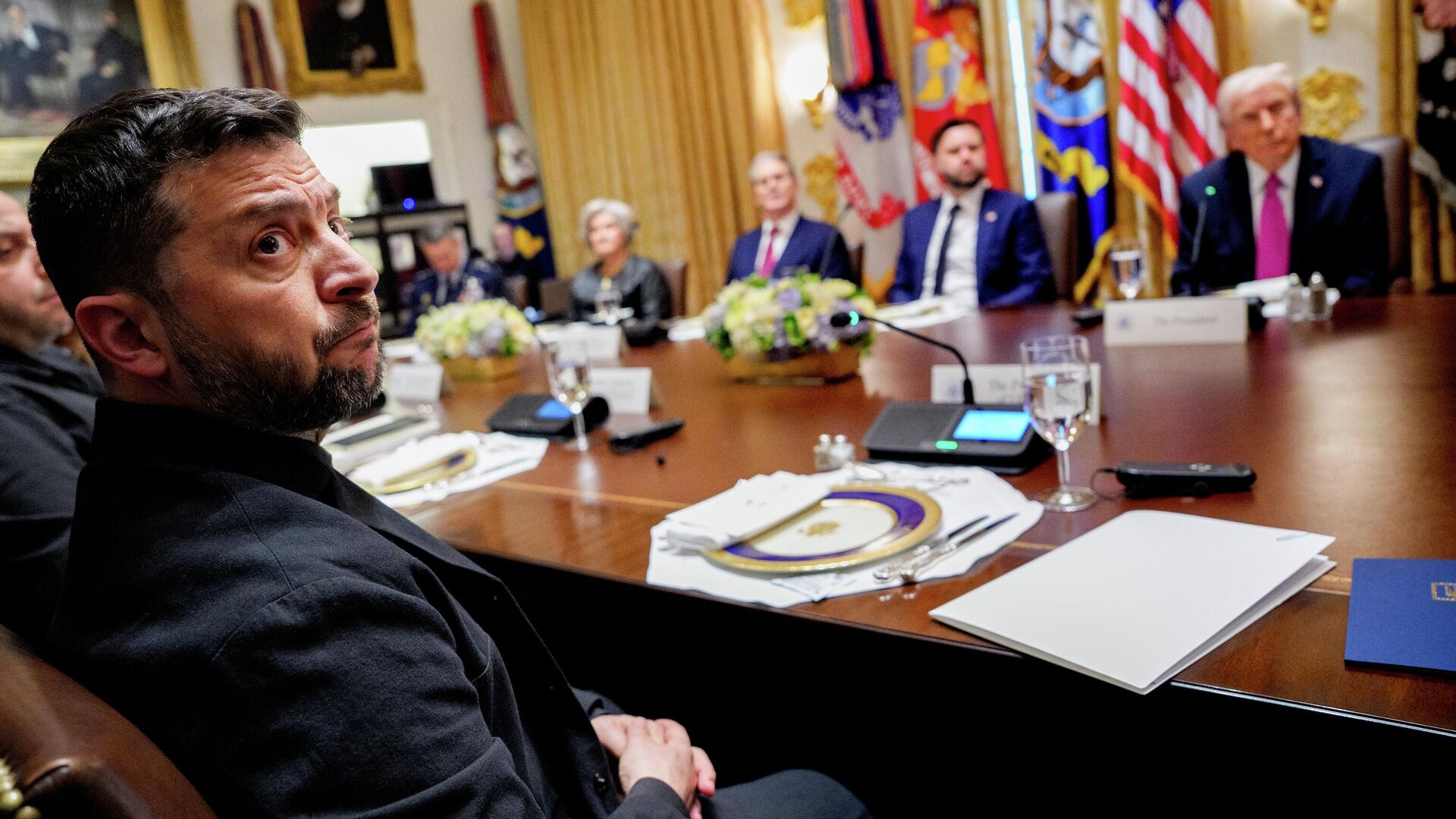 Владимир Зеленский во время встречи с президентом США Дональдом Трампом Владимир Зеленский во время встречи с президентом США Дональдом Трампом - РИА Новости, 1920, 18.10.2025