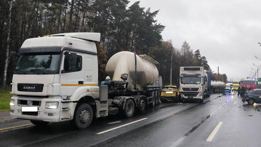 На месте массового ДТП в городском округе Серпухов  - РИА Новости, 1920, 18.10.2025
