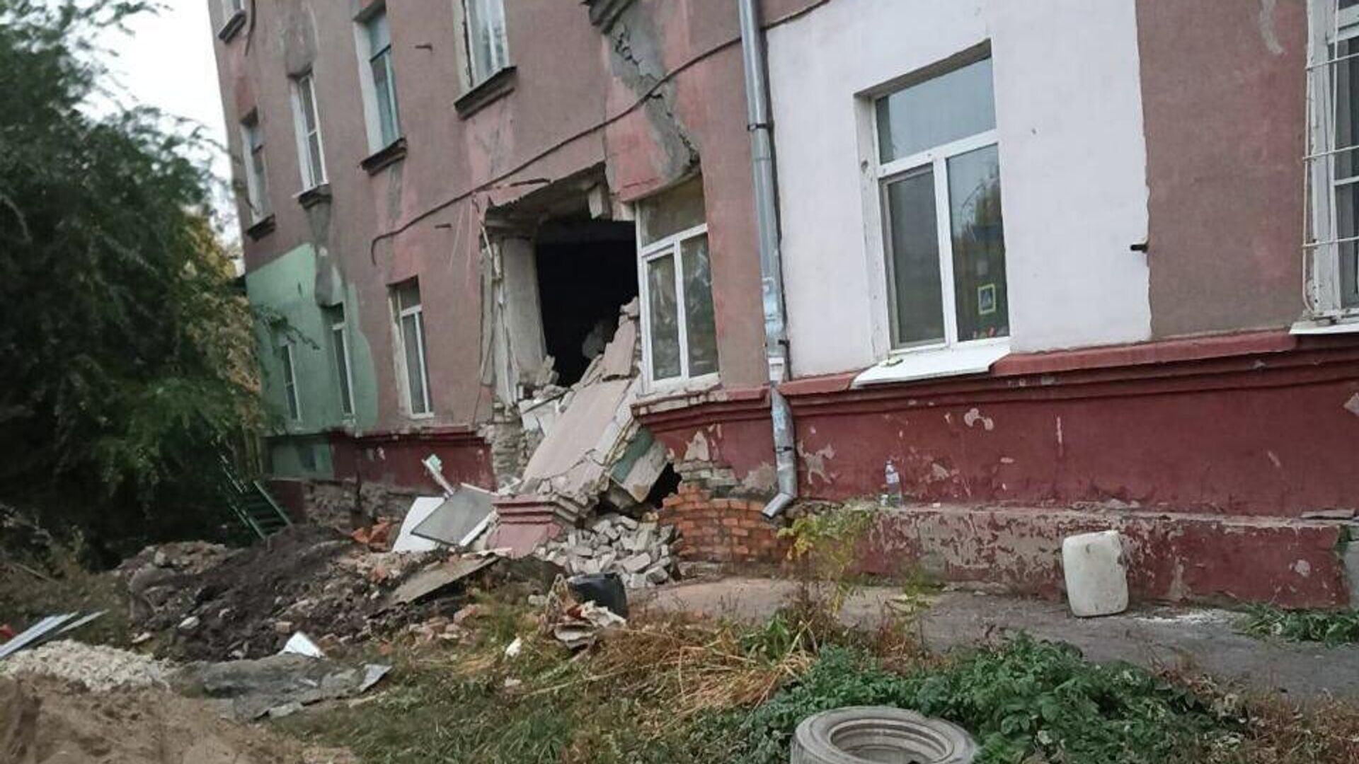 Последствия обрушения дома в Саратове - РИА Новости, 1920, 18.10.2025