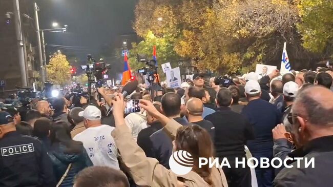 Сторонники бизнесмена Карапетяна дошли до здания Службы нацбезопасности Армении