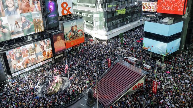Антиправительственный протест в центре Нью-Йорка