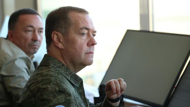 Заместитель председателя Совета безопасности РФ Дмитрий Медведев наблюдает за ходом испытаний перспективных образцов вооружения на полигоне Капустин Яр