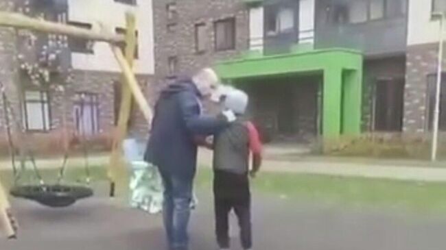 Кадр видео, на котором мужчина наносит удары несовершеннолетнему мальчику в жилищном комплексе Алхимово в Москве