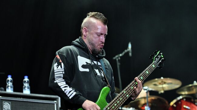 Бас-гитарист группы Limp Bizkit Сэм Риверс Бас-гитарист группы Limp Bizkit Сэм Риверс