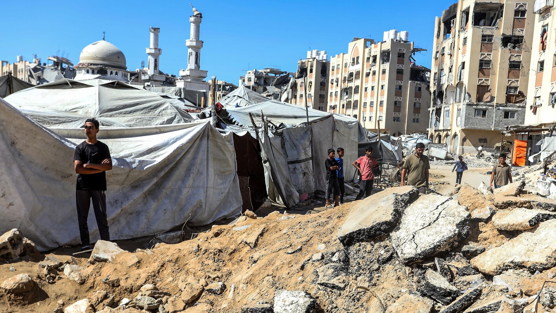 Жители на улице в городе Хан-Юнис, сектор Газа. 18 октября 2025 - РИА Новости, 1920, 19.10.2025