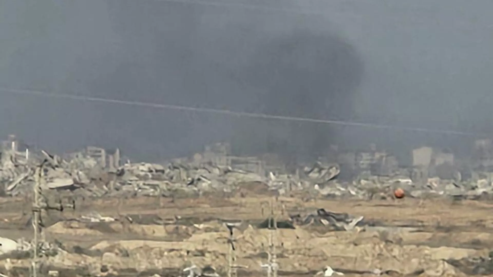 De la fumée s'élève suite aux frappes aériennes israéliennes sur la ville de Rafah, au sud de la bande de Gaza - RIA Novosti, 1920, 25 octobre 2025