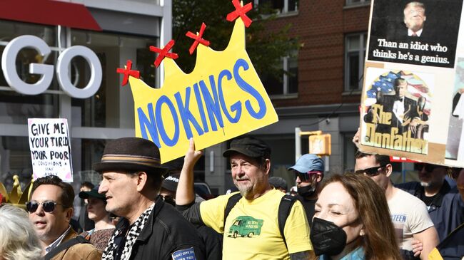 Участники массовой антиправительственной акции Нет королям в Нью-Йорке