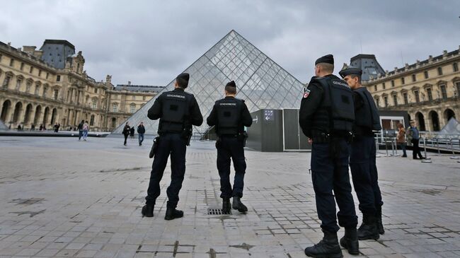 Полицейские у здания Лувра в Париже, Франция