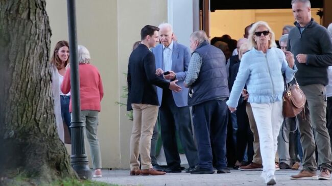 Экс-президент США Джо Байден посетил субботнюю вечернюю мессу в церкви Святого Иосифа на Брендивайне в Уилмингтоне, штат Делавэр. Кадр видео