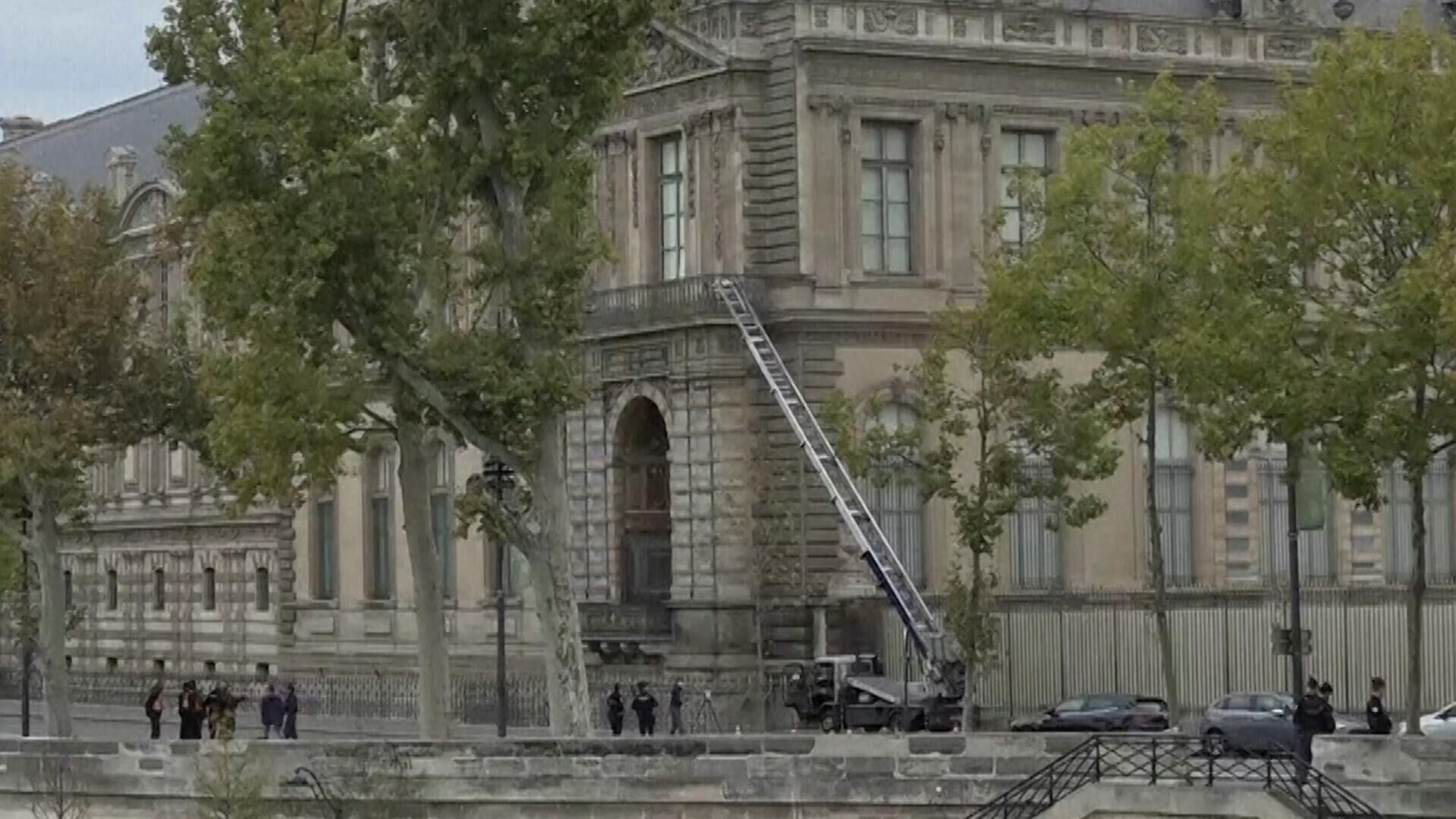 Автолестница у Лувра, через которую грабители проникли в музей Автолестница у Лувра, через которую грабители проникли в музей - РИА Новости, 1920, 19.10.2025