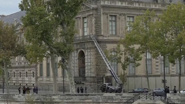 Автолестница у Лувра, через которую грабители проникли в музей