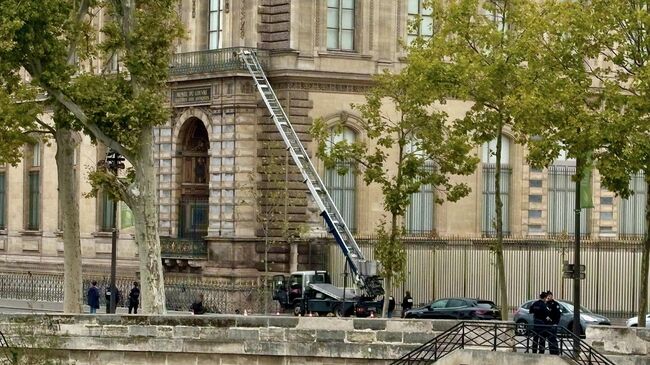 Подъемник, которым воспользовались грабители, у здания Лувра в Париже, Франция. 19 октября 2025