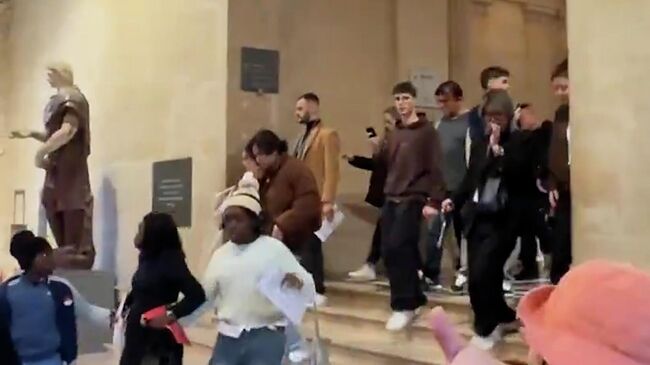 Эвакуация посетителей Лувра после ограбления