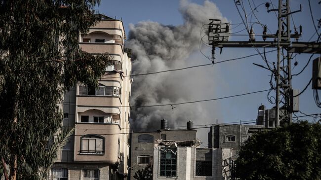 Дым поднимается после того, как израильская авиация нанесла удар по сектору Газа. 19 октября 2025