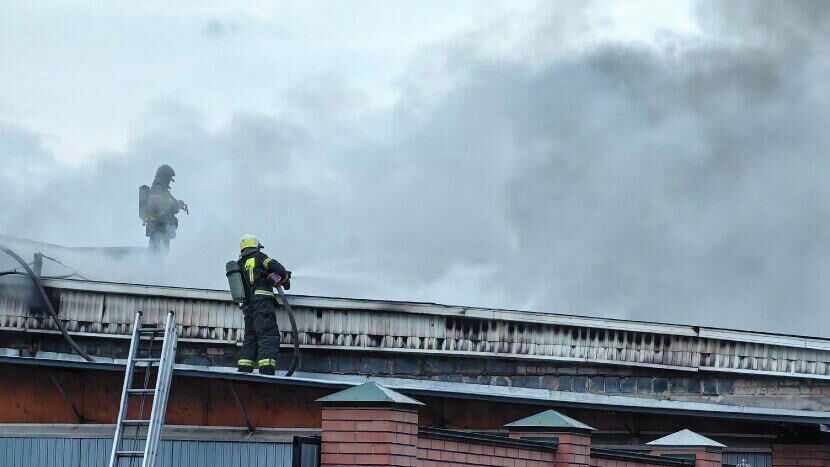 Сотрудники МЧС России ликвилдируют пожар в цехе по производству мебели в Челябинске - РИА Новости, 1920, 19.10.2025