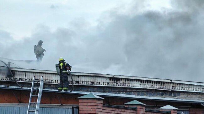 Сотрудники МЧС России ликвилдируют пожар в цехе по производству мебели в Челябинске Сотрудники МЧС России ликвилдируют пожар в цехе по производству мебели в Челябинске