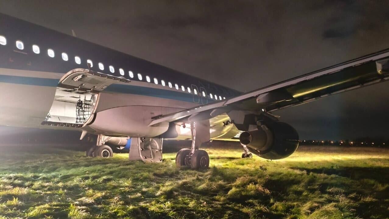 Самолет Airbus А320, выкатился за пределы ВПП при посадке в Пулково Самолет Airbus А320, выкатился за пределы ВПП при посадке в Пулково - РИА Новости, 1920, 20.10.2025