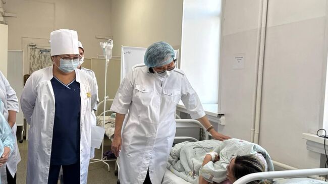 Министр здравоохранения Бурятии Евгения Лудупова во время обхода в инфекционной больнице в связи со вспышкой острой кишечной инфекции и сальмонеллезом