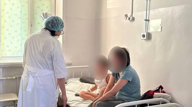 Министр здравоохранения Бурятии Евгения Лудупова во время обхода в инфекционной больнице в связи со вспышкой острой кишечной инфекции и сальмонеллезом Министр здравоохранения Бурятии Евгения Лудупова во время обхода в инфекционной больнице в связи со вспышкой острой кишечной инфекции и сальмонеллезом