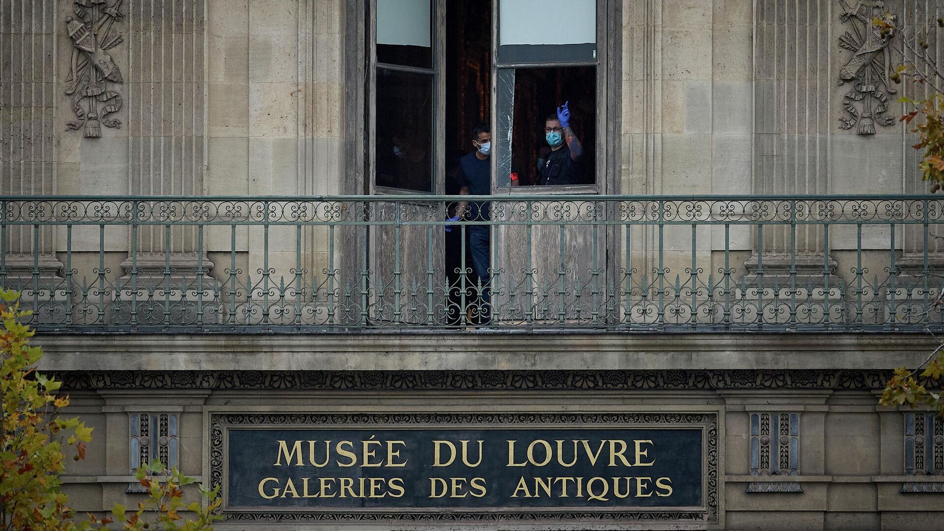 Криминалисты работают в здании Лувра в Париже, Франция Криминалисты работают в здании Лувра в Париже, Франция - РИА Новости, 1920, 19.10.2025