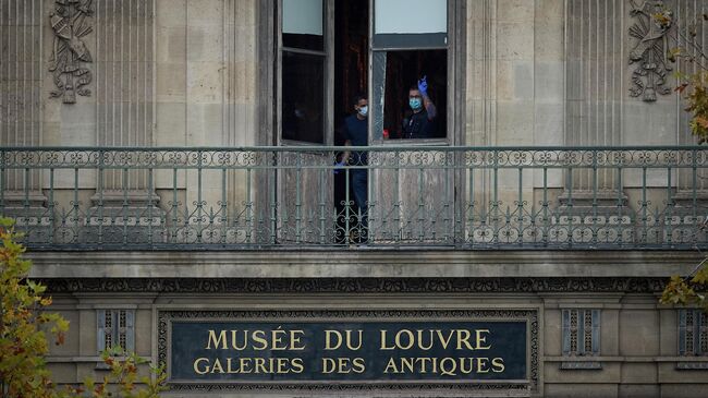 Криминалисты работают в здании Лувра в Париже, Франция