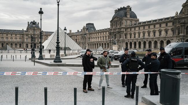 Полицейские у здания Лувра в Париже, Франция