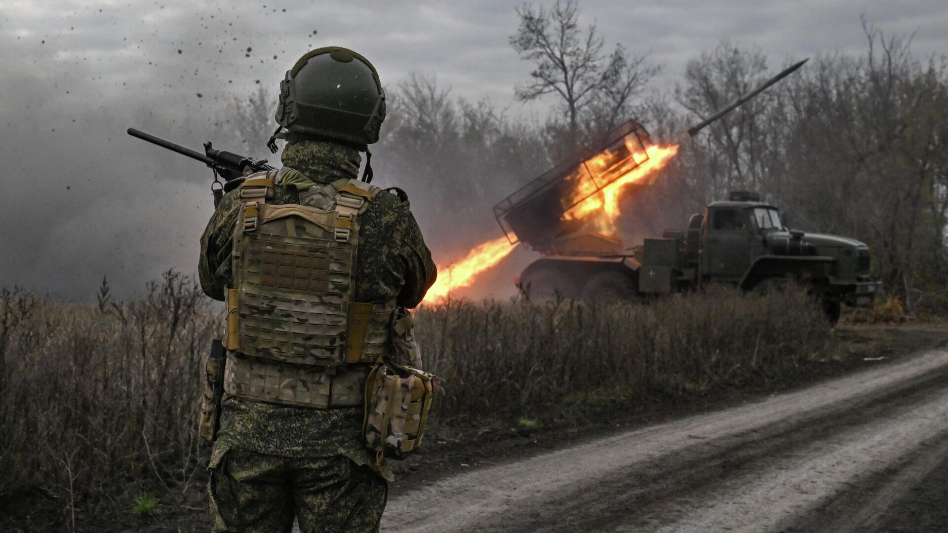 Боевая работа РСЗО Град группировки войск Центр на Красноармейском направлении СВО Боевая работа РСЗО Град группировки войск Центр на Красноармейском направлении СВО - РИА Новости, 1920, 24.11.2025