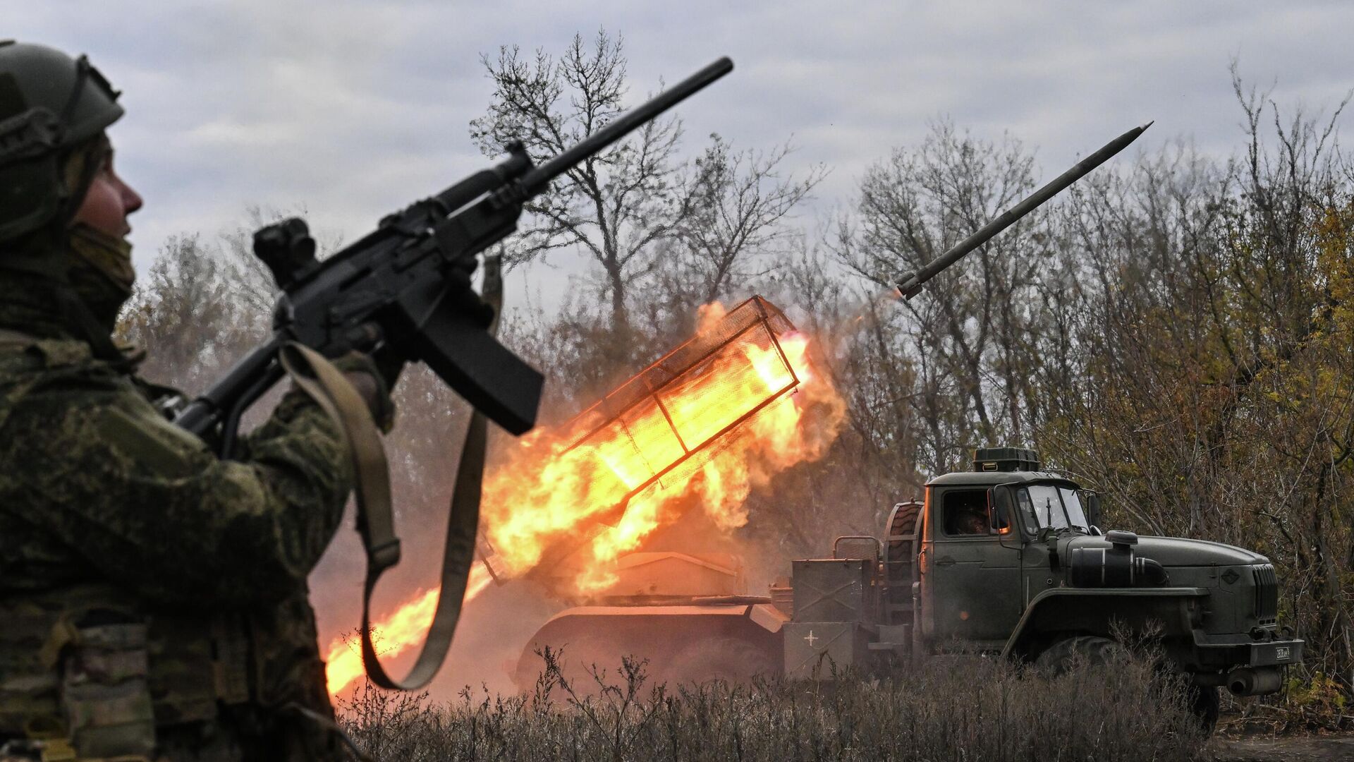 Боевая работа РСЗО Град в зоне СВО - РИА Новости, 1920, 19.11.2025