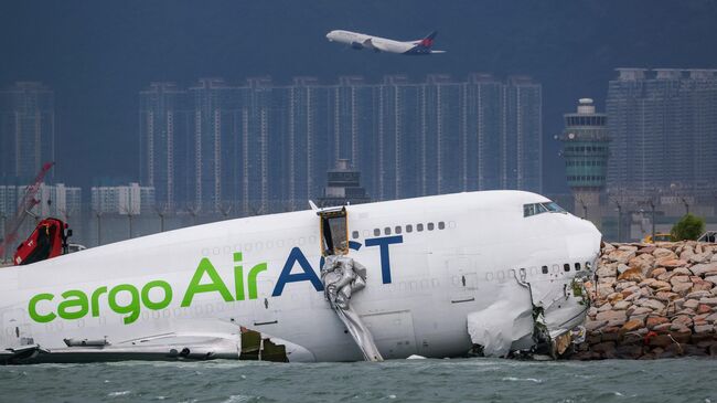 Самолет Boeing 747, выкатившийся со взлетно-посадочной полосы самолета в международном аэропорту Гонконга