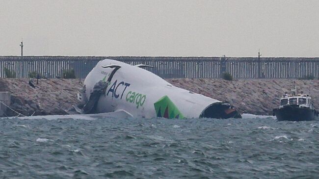 Самолет Boeing 747, выкатившийся со взлетно-посадочной полосы самолета в международном аэропорту Гонконга