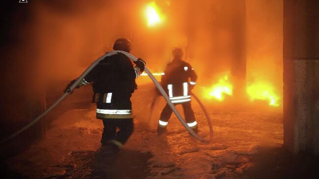 Украинские пожарные тушат пожар на энергетическом объекте в Черниговской области. 20 октября 2025