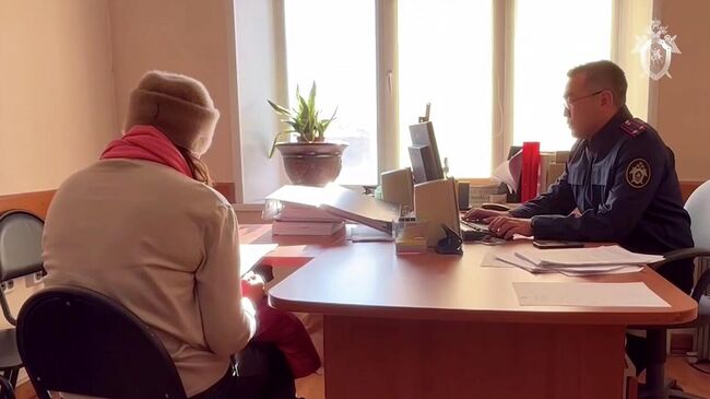 Заведующая производством цеха готовой пищевой продукции во время допроса в Следственном комитете. Кадр видео