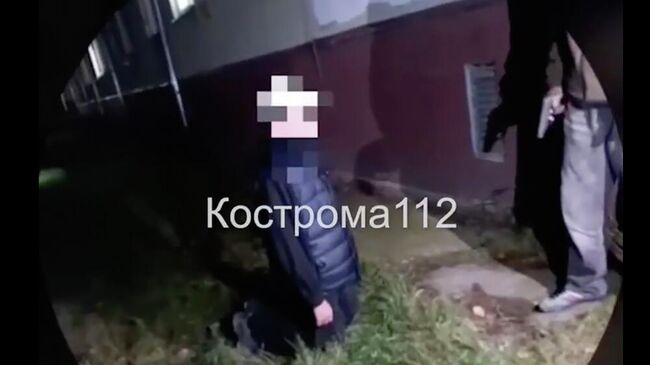 Кадр видео, на котором подростки заставляют сверстника извиняться, угрожая ему пистолетом