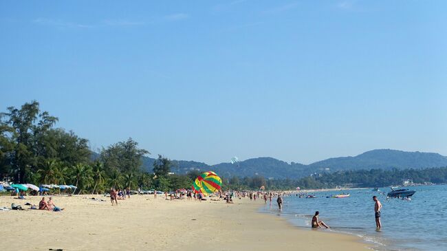 Туристы на пляже Карон в Пхукете, Таиланд