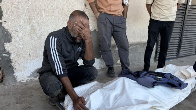 Родственники рядом с телом палестинского журналиста Ахмада Абу Мутайра, погибшего в результате израильского удара в Дейр-эль-Балахе, сектор Газа. 20 октября 2025