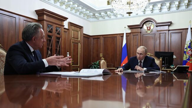 Владимир Путин и Виталий Мутко во время встречи