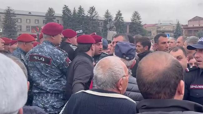 Сотрудники правоохранительных органов на площади Возрождения в Гюмри