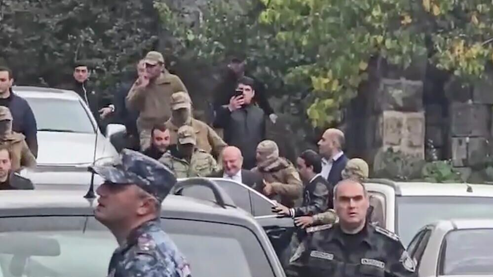 Задержание мэра Гюмри Вардана Гукасяна Задержание мэра Гюмри Вардана Гукасяна - РИА Новости, 1920, 17.12.2025