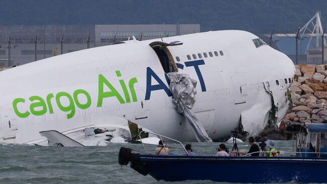 Самолет Boeing 747, выкатившийся со взлетно-посадочной полосы самолета в международном аэропорту Гонконга