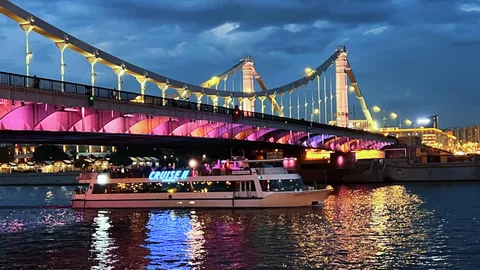 Крымский мост в Москве