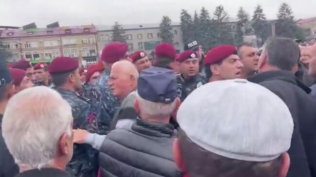 Полиция и участники акции протеста в Гюмри, Армения. Кадр видео