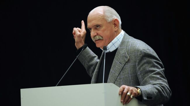 Режиссер и актер Никита Михалков на чрезвычайном съезде Союза кинематографистов в Гостином Дворе